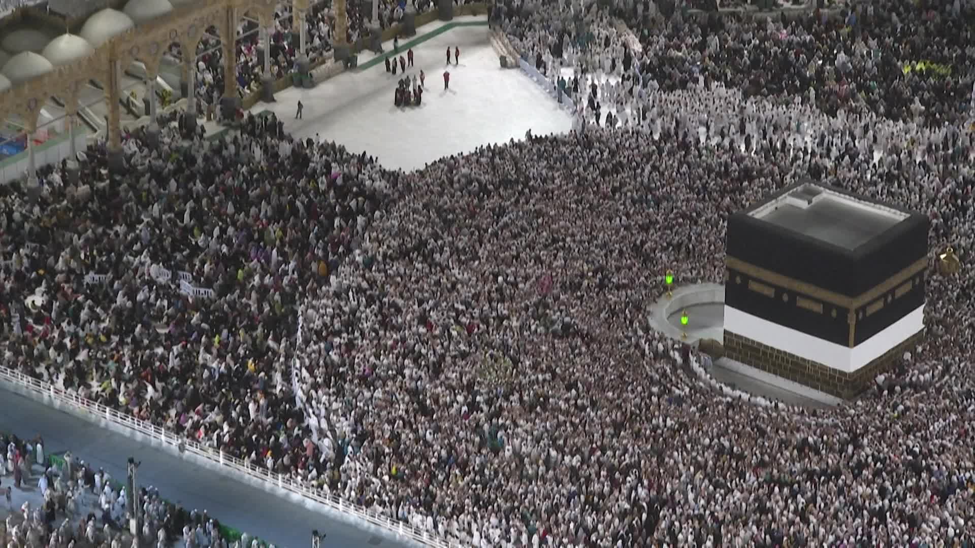 السعودية _ ضيوف الرحمن يؤدون طواف القدوم في المسجد الحرام - snapshot 15.83